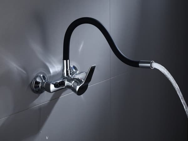 Modern svart köksblandare med flexibel pip, enkel installation, hållbar mässingskonstruktion