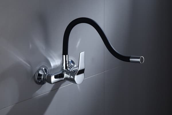 Modern svart köksblandare med flexibel pip, enkel installation, hållbar mässingskonstruktion