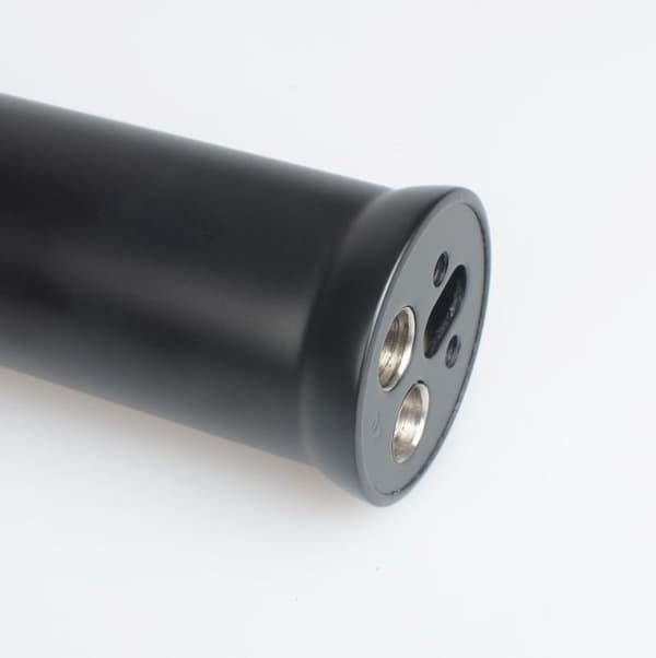 Modern svart enarmsblandare för badrum med kromdetaljer, vattenbesparande design