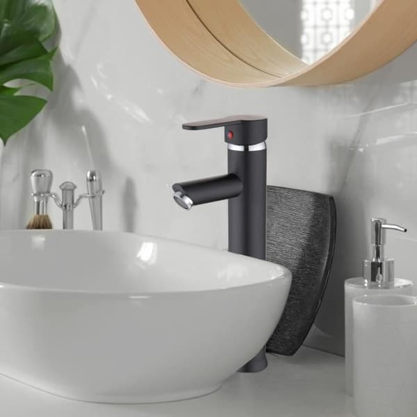 Modern svart enarmsblandare för badrum med kromdetaljer, vattenbesparande design