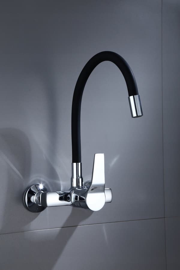 Elegant sort køkkenhane med fleksibel hane, kromfinish, nem installation