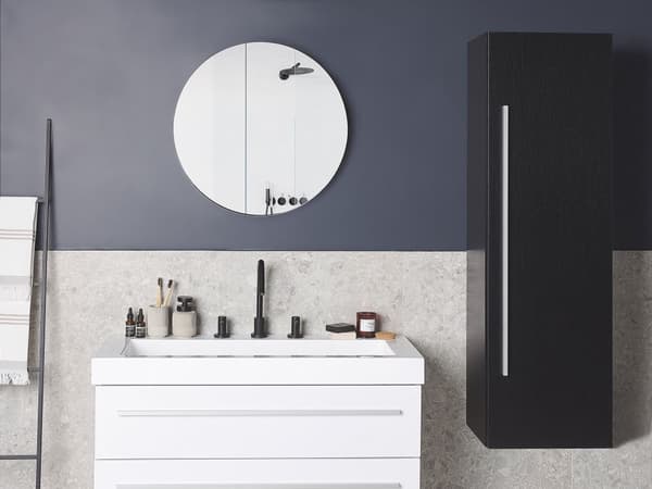 Baderomsveggskap i svart MDF 132 x 40 cm med 4 hyller Veggmontert