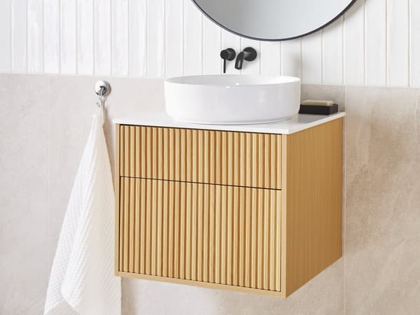 Veggmontert Baderomsskap Lyst tre MDF 60 x 52 cm Riflet front med 2 Skuffer