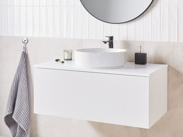 Servantskap Hvit MDF 100 x 52 cm Veggmontert Riflet front 1 skuff Soft close-funksjon Moderne design Baderomsskap Oppbevaring Bad