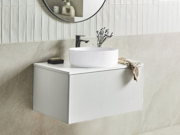 Servantskap Hvit MDF 80 x 52 cm Veggmontert Riflet front 1 skuff Soft close-funksjon Moderne design Baderomsskap Oppbevaring Bad