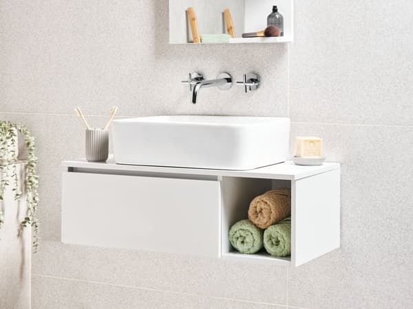 Veggmontert Baderomsskap Hvit MDP-kropp 80 x 40 cm Riflet Front med 2 Hyller Forhåndsskårne Hull