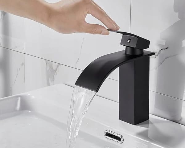 Kompakt svart matta badrumskran, 18 cm höjd, 6 cm pip, mässingskonstruktion