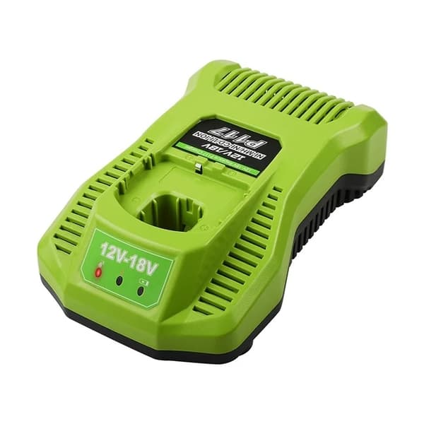 Vaihtoakku, 6000mAh kapasiteetti, 18 voltin jännite, 12V-18V LATAUSLAITE