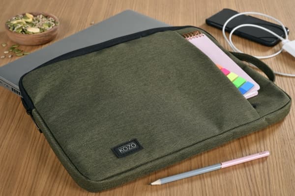 Computersleeve KOZO med håndtag Olive genanvendt RPET op til 15,6"