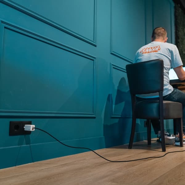 USB Väggladdare GaN 67W – Aqiila Chargebird W65 med 3 USB-portar för Snabbladdning och Återvunnet Material