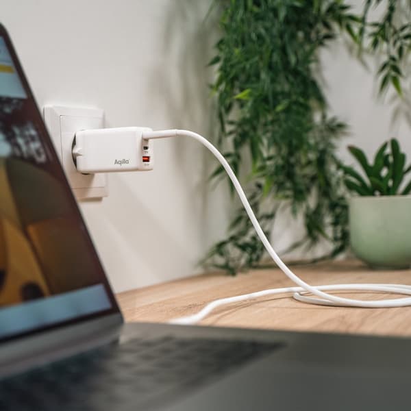 USB Väggladdare GaN 67W – Aqiila Chargebird W65 med 3 USB-portar för Snabbladdning och Återvunnet Material