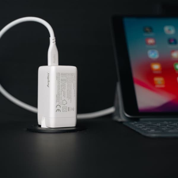 USB Väggladdare GaN 67W – Aqiila Chargebird W65 med 3 USB-portar för Snabbladdning och Återvunnet Material
