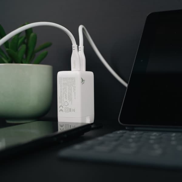 USB Väggladdare GaN 67W – Aqiila Chargebird W65 med 3 USB-portar för Snabbladdning och Återvunnet Material
