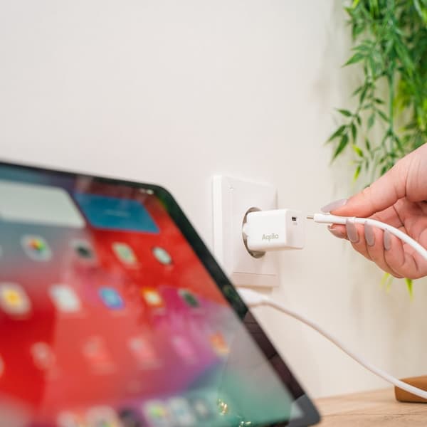 Väggladdare USB-C PD 20W – Aqiila Chargebird W20 för Snabbladdning och Återvunnet Material