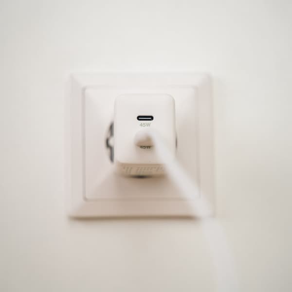 USB Väggladdare GaN 45W – Aqiila Chargebird W45 med 2 USB-C-portar för Snabbladdning och Återvunnet Material