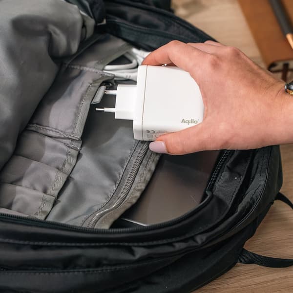 Väggladdare GaN 120W – Aqiila Chargebird W120 Snabbladdning för Tre Enheter Samtidigt med Återvunnet Material