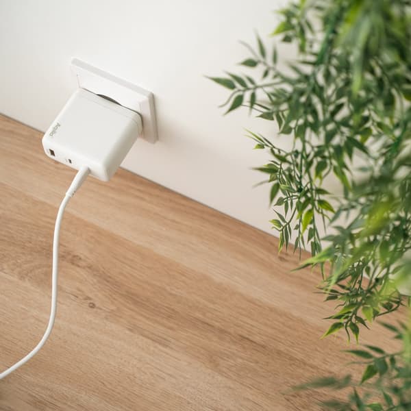 Väggladdare GaN 120W – Aqiila Chargebird W120 Snabbladdning för Tre Enheter Samtidigt med Återvunnet Material
