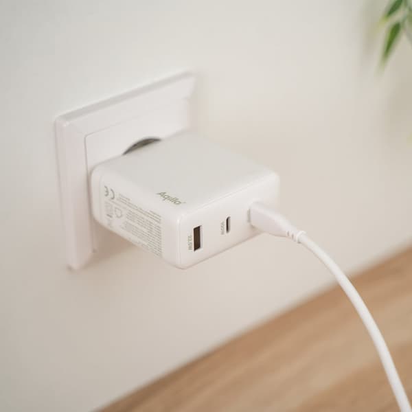 Väggladdare GaN 120W – Aqiila Chargebird W120 Snabbladdning för Tre Enheter Samtidigt med Återvunnet Material