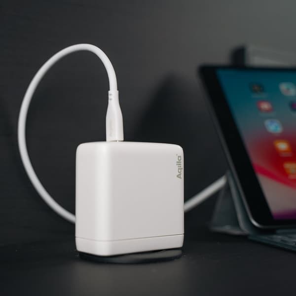 Väggladdare GaN 120W – Aqiila Chargebird W120 Snabbladdning för Tre Enheter Samtidigt med Återvunnet Material