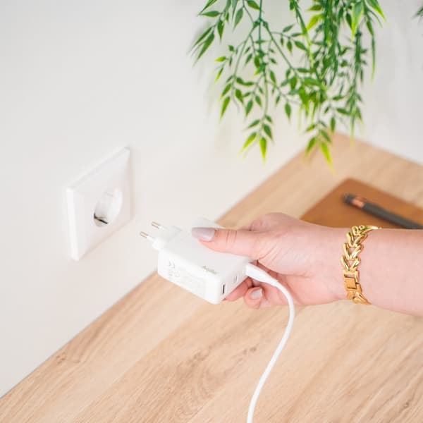 Väggladdare GaN 120W – Aqiila Chargebird W120 Snabbladdning för Tre Enheter Samtidigt med Återvunnet Material