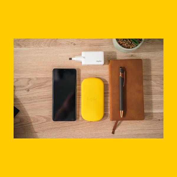 USB-C till USB-C laddningskabel [1m, 60W Snabbladdning, 480 Mbps], Flexibel Silikonkabel, Hållbar och Trasselfri med Förvaringsväska – Vit CS11