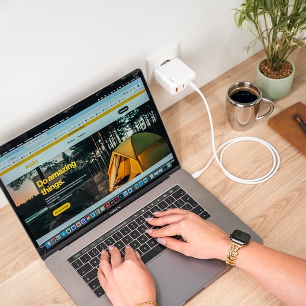 USB-C till USB-C laddningskabel [1m, 60W Snabbladdning, 480 Mbps], Flexibel Silikonkabel, Hållbar och Trasselfri med Förvaringsväska – Vit CS11