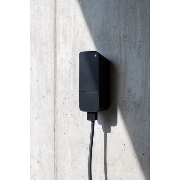 Amina S 32A Ladestasjon Sort