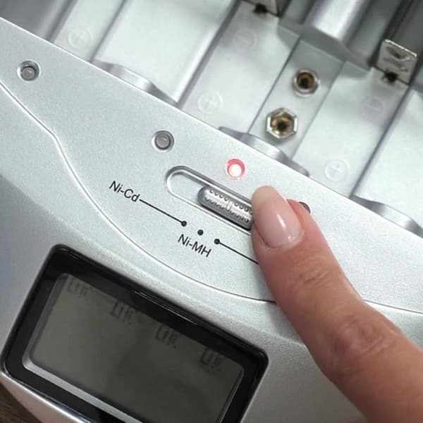 Universal batteriladdare - SHOP-STORY - Batteriladdare - LCD-skärm - Ladda upp till 10 gånger - Säker
