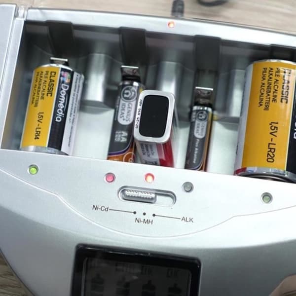 Universal batteriladdare - SHOP-STORY - Batteriladdare - LCD-skärm - Ladda upp till 10 gånger - Säker