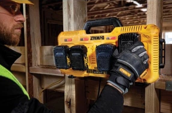 DEWALT DCB104 4-PORTTINEN XR 8A LATURI