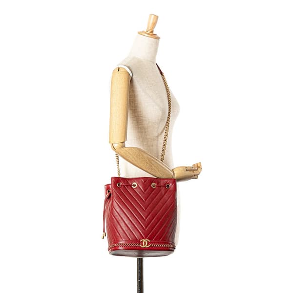 Pre-owned Chanel Paris Cosmopolite Medium Chevron Lambskin Bucket Bag Red