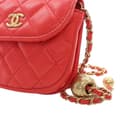 Miniatyrbild 6 av 10: Pre-owned Chanel Quilted Lambskin Pearl Crush Waist Bag Red