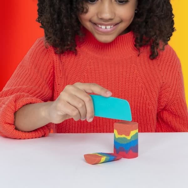 KINETIC SAND - ARC-EN-CIEL 390 G box + 6 tillbehör - Slumpmässig modell