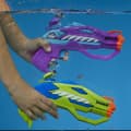 Miniatyrbild 3 av 8: Nerf Dual Pack DinoSquad Raptor-Surge, 2 Super Soaker vattenblasters, dinosauriedesign, vattenspel, från 6 år