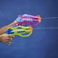Miniatyrbild 2 av 8: Nerf Dual Pack DinoSquad Raptor-Surge, 2 Super Soaker vattenblasters, dinosauriedesign, vattenspel, från 6 år