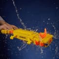 Miniatyrbild 3 av 3: Nerf Super Soaker Minecraft, Axolotl Water Blaster med ledade gälar