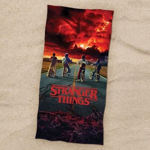 Strandhandduk - Stranger Things - Välkommen till Hawkins - 140 x 70 cm - 100% polyester - Tvättbar