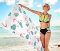 Pikkukuva 2 / 6: Bomclap Rantapyyhe 70x140 cm - Flamingo ja sininen palmunlehtikuvio Nopeasti kuivuva kylpypyyhe Matkapyyhe