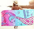 Miniatyrbillede 2 af 6: Bomclap Strandhåndklæde 70x140 cm - Havfruehale med "Let's be MERMAIDS" - Text Hurtigtørrende Badehåndklæde Rejsehåndklæde