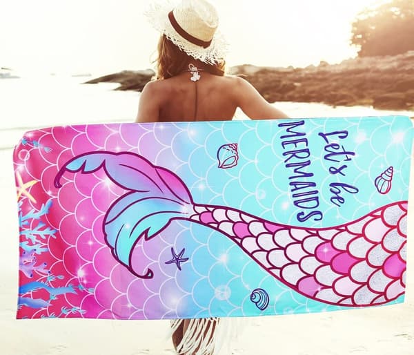 Bomclap Strandhåndklæde 70x140 cm - Havfruehale med "Let's be MERMAIDS" - Text Hurtigtørrende Badehåndklæde Rejsehåndklæde