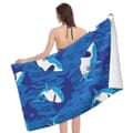 Pikkukuva 1 / 7: Bomclap Rantapyyhe 70x140 cm - Hanging Out - Kuvio sinisellä taustalla Nopeasti kuivuva kylpypyyhe matkapyyhe