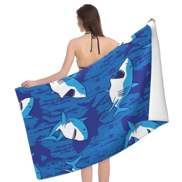 Bomclap Rantapyyhe 70x140 cm - Hanging Out - Kuvio sinisellä taustalla Nopeasti kuivuva kylpypyyhe matkapyyhe