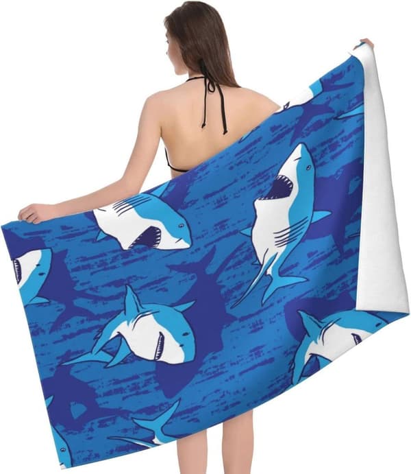 Bomclap Shark Swim Håndklæde til Drenge - Personligt Strandhåndklæde til Børn 70x140cm, Sandfri Mikrofiber Hurtigtørrende Poolhåndklæde