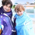 Pikkukuva 5 / 6: Bomclap Shark Kids Beach Towel 70x140 cm - Kaksipuolinen uima-allas- ja uimapyyhe pojille, Nopeasti kuivuva pehmeä imukykyinen kylpypyyhe