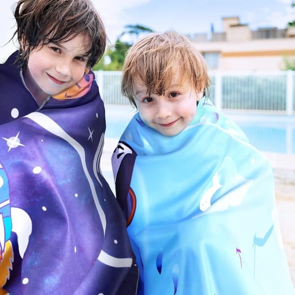 Bomclap Shark Kids Beach Towel 70x140 cm - Kaksipuolinen uima-allas- ja uimapyyhe pojille, Nopeasti kuivuva pehmeä imukykyinen kylpypyyhe