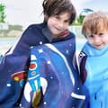 Pikkukuva 5 / 6: Bomclap Space -rantapyyhe pojille 70x140 cm - Kaksipuolinen lasten allaspyyhe, nopeasti kuivuva imukykyinen pehmeä rantapyyhe