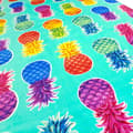 Miniatyrbillede 4 af 4: Bomclap strandhåndklæde 70x140 cm - farverig ananas - mønster på turkis baggrund hurtigtørrende badehåndklæde rejsehåndklæde