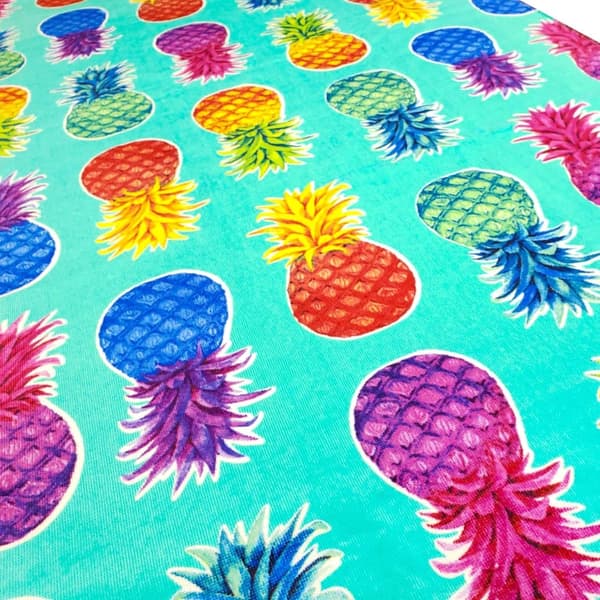 Bomclap strandhåndklæde 70x140 cm - farverig ananas - mønster på turkis baggrund hurtigtørrende badehåndklæde rejsehåndklæde