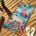 Pikkukuva 2 / 4: Bomclap Rantapyyhe 70x140cm - Pinkki Flamingo auf Strandsteg mit Blumen - Kylpypyyhe Matkapyyhe