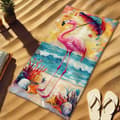 Miniatyrbillede 2 af 4: Bomclap Strandhåndklæde 70x140cm - Lyserød Flamingo mit Regenschirm am Strand - Strandhåndklæde Rejsehåndklæde